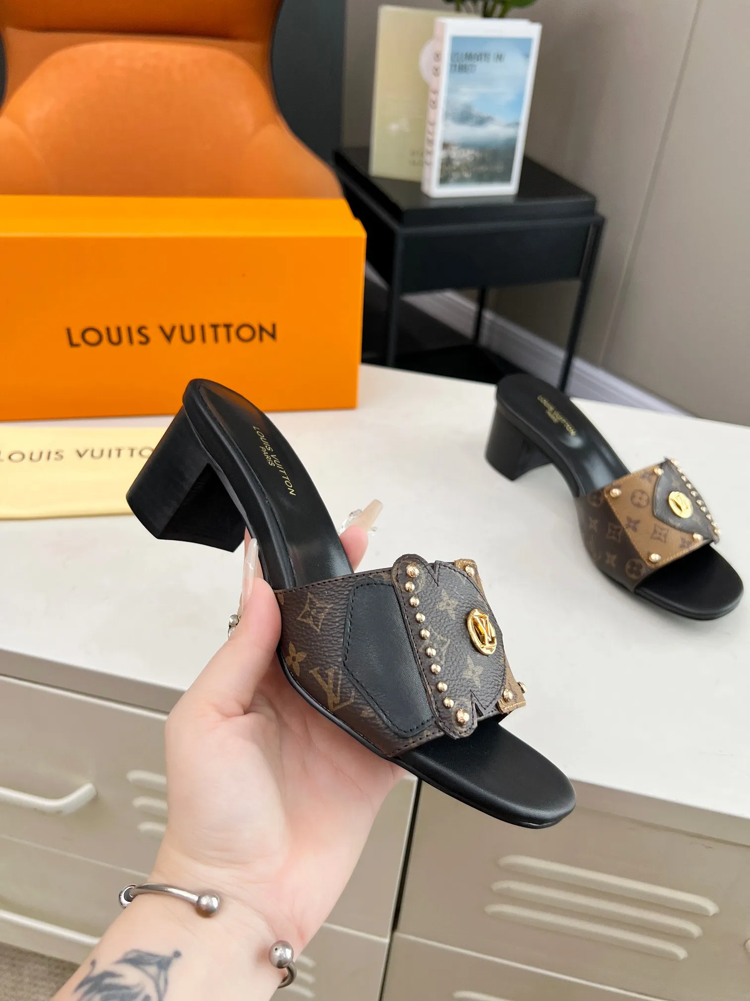 💕💕Factory direct selling price p400💕💕 Vuitton Louis Vuitton's latest 2024 spring and summer style. This LV Frame flat sandal is combined with Monogram and Monogram Reverse canvas, showing a fashionable and comfortable style. The wide front strap is embellished with studs and the LV Circle logo, echoing the opening and closing design of the Camera Box bag, and a durable leather outsole completes the look. Bringing a different visual feast to the hot summer Color: Brown White Size: 35 to 40 (4142 43 44 can be customized, non-returnable and non-exchangeable) (Genuine leather bottom can be customized +40) (Genuine leather bottom can be customized +30)